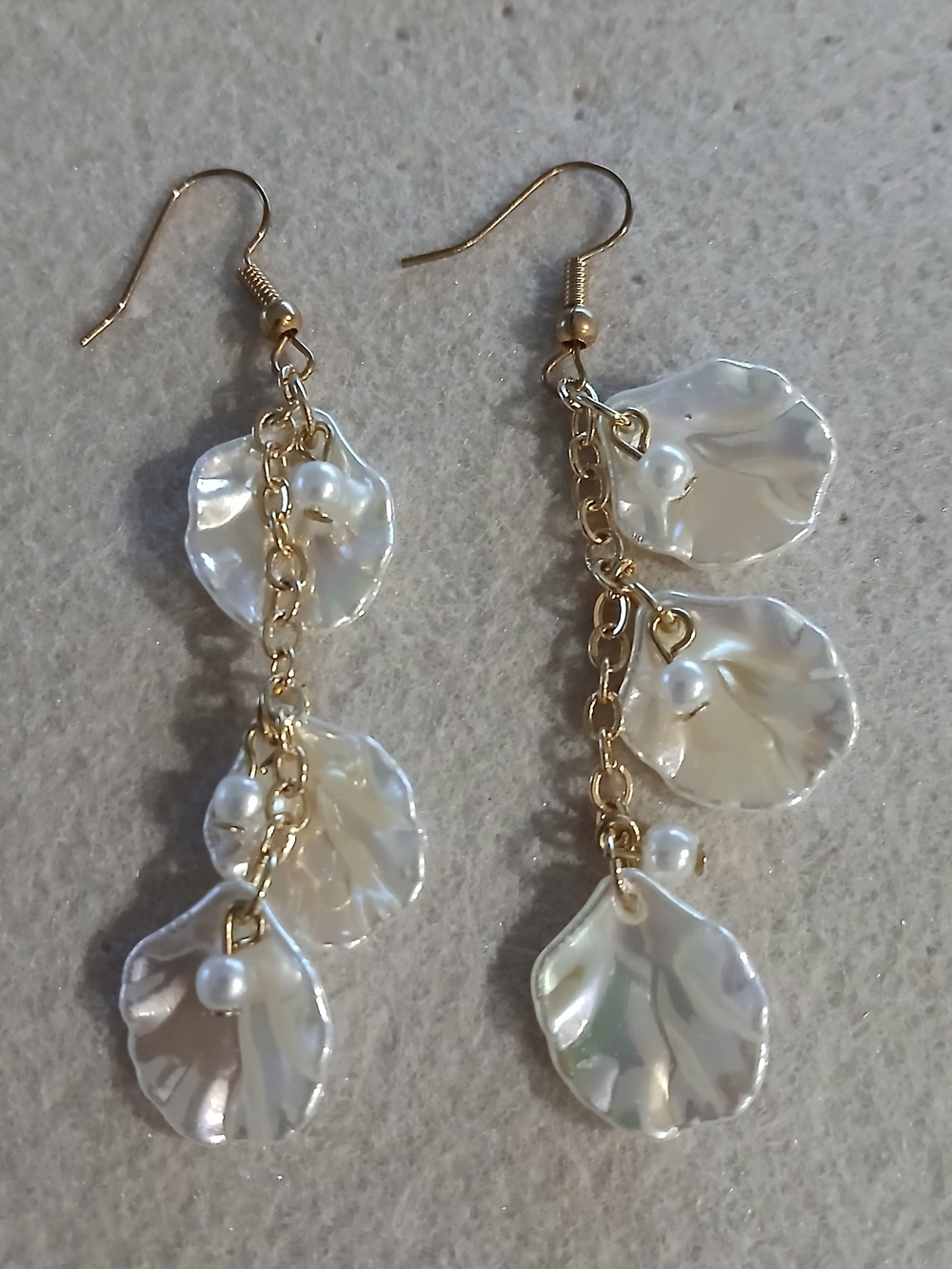 196- Gold Chain Pearl Shell Drop Earrings - White
